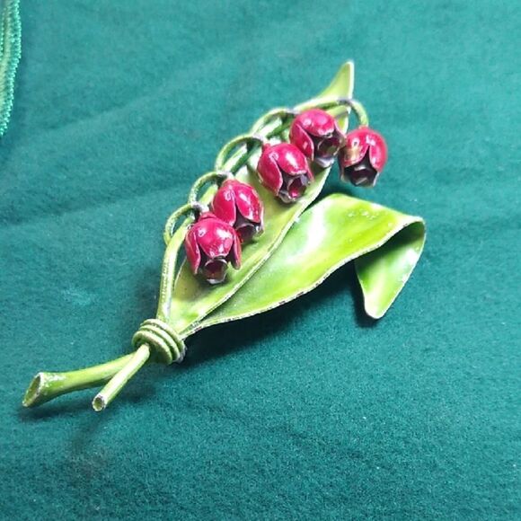 Elegant Red and Green Floral Brooch - Picture 1 of 6